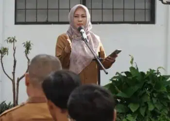 Bupati Pandeglang Irna Narulita, memimpin apel pagi di lapangan Setda Kabupaten Pandeglang, Senin (18/3/2024). (ADIB FAHRIE/SATELITNEWS.COM)