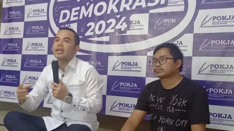 Sekretaris Komisi V DPRD Banten, Dede Rohana Putra (kemeja putih), dalam acara Diskusi Bersama Pokja Wartawan Harian dan Elektronik Provinsi Banten, di Plaza Aspirasi, KP3B, Kota Serang, Senin (18/3/2024). (LUTHFI/SATELITNEWS.COM)