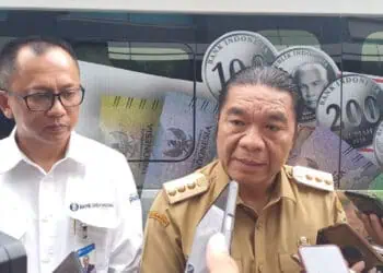 Kepala KPw BI Provinsi Banten, Ameriza M Moesa, mendampingi Pj Gubernur Banten, Al Muktabar, seusai acara kick off Semarak Rupiah Ramadan dan Berkah Idul Fitri (SERAMBI) 2024. (LUTHFI/SATELITNEWS.COM)