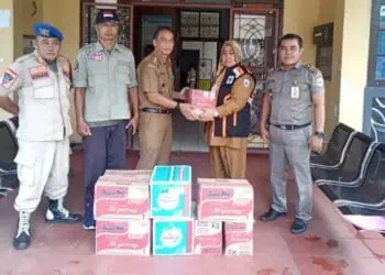 Pegawai BPBDPK Kabupaten Pandeglang, menyerahkan bantuan kepada korban banjir di Kecamatan Patia, beberapa waktu lalu. (ISTIMEWA)