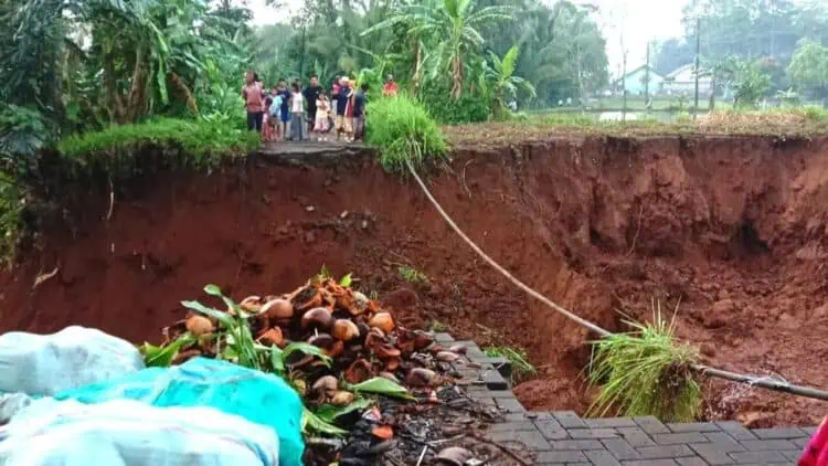 Penanganan Jalan Putus di Cilabanbulan Pandeglang Terkesan Lambat