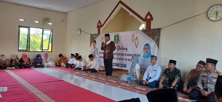 Pj Gubernur Banten Al Muktabar saat memberikan sambutan pada acara Safari Ramadhan 1445 Hijriah di Pondok Pesantren (Ponpes) Al Kalam, Desa Banyu Resmi, Kecamatan Jiput, Kabupaten Pandeglang, Kamis (21/3/2024). (ISTIMEWA)