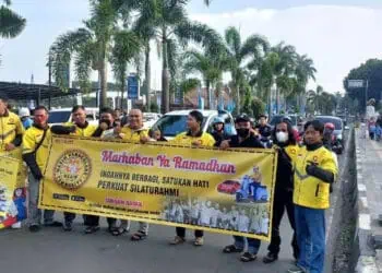 Puluhan driver Maxim, bagikan takjil gratis kepada masyarakat, Jumat (22/3/2024). (ISTIMEWA)