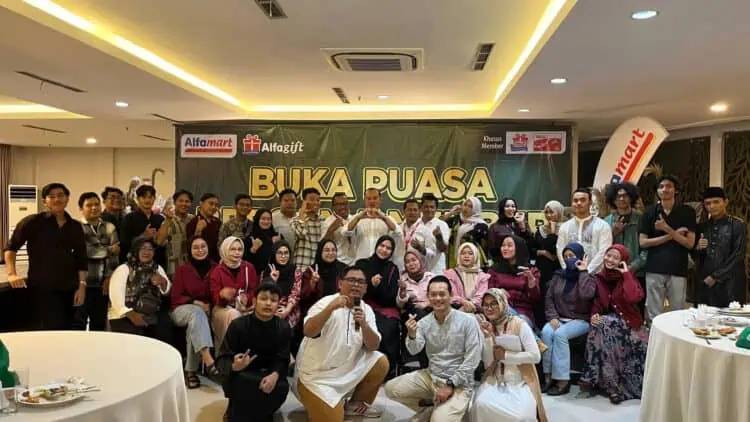 Momen bulan suci Ramadan dimanfaatkan oleh PT Sumber Alfaria Trijaya, untuk makin mempererat silaturahmi dengan member. Salah satunya dengan mengajak member loyal Alfamart – Alfagift untuk buka bersama di 34 kota. (ISTIMEWA)