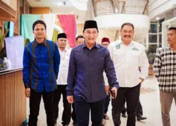 MENGHADIRI ACARA : Raden Achmad Dimyati Natakusumah (tengah) menghadiri acara deklarasi dukungan. (ADIB)