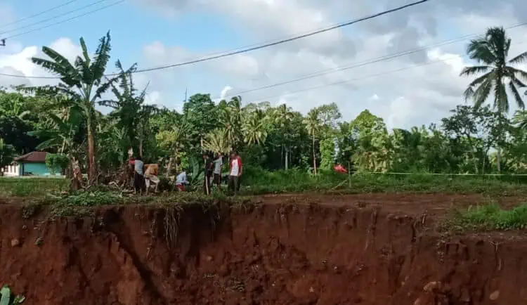 Kesal Menunggu Janji Pemda, Warga Swadaya Perbaiki Jalan Cilabanbulan