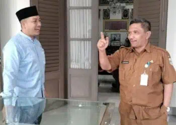 Sekda Pemkab Pandeglang, Ali Fahmi Sumanta, berbincang dengan seorang honorer. (ADIB FAHRIE/SATELITNEWS.COM)