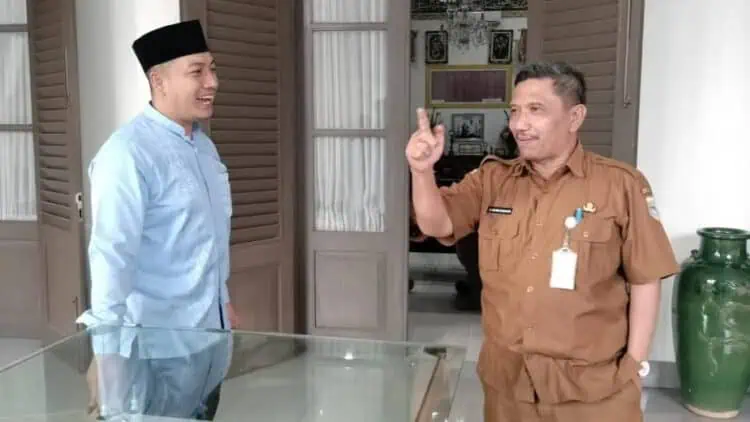 Sekda Pemkab Pandeglang, Ali Fahmi Sumanta, berbincang dengan seorang honorer. (ADIB FAHRIE/SATELITNEWS.COM)