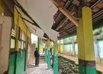 Tiga Ruang Kelas SDN Kalilanang 2 Bojonegara Kabupaten Serang Ambruk