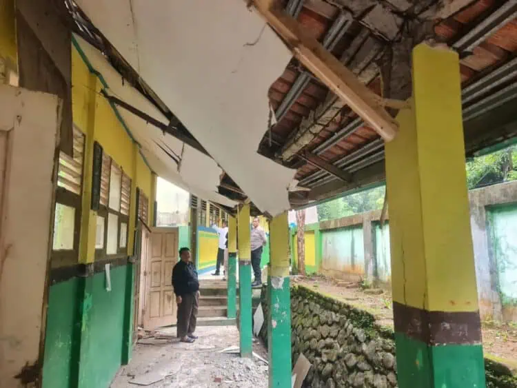 Tiga Ruang Kelas SDN Kalilanang 2 Bojonegara Kabupaten Serang Ambruk