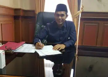 Ketua DPRD Kabupaten Pandeglang, Tb. Udi Juhdi, di ruang kerjanya. (DOKUMEN/SATELITNEWS.COM)