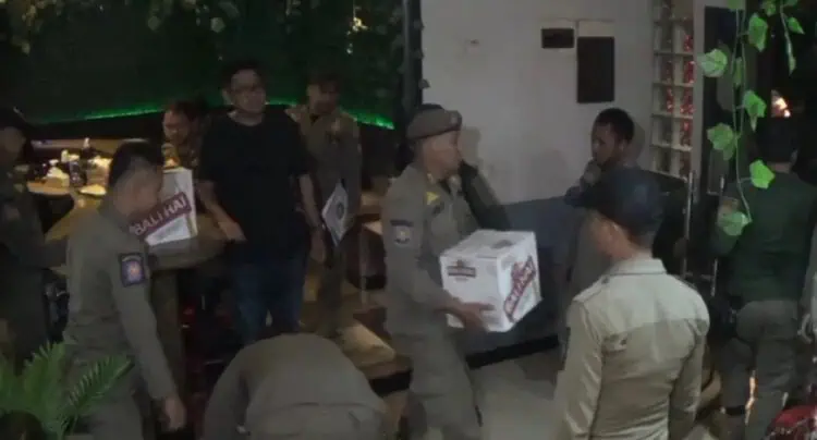 Ratusan Botol Miras Disita Satpol PP Tangsel