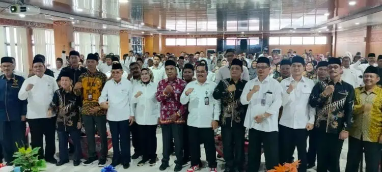 Bupati Serang Ratu Tatu Chasanah dan Jajaran pengurus BAZNAS Kabupaten Serang, foto bersama usai menggelar rapat kerja di ruangan TB Suwandi, Rabu (6/3/2024). (SIDIK/SATELITNEWS.COM)