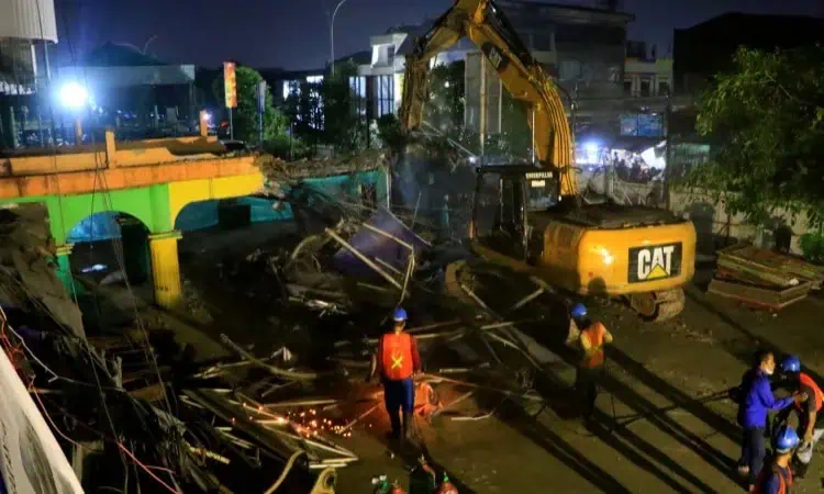 Tak Biasa, Pemkot Tangerang Bongkar Bangunan Pasar Anyar Pada Malam Hari