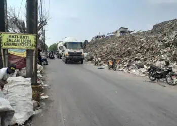 Air Lindi TPA Rawa Kucing Tumpah ke Jalan Saat Hujan, Pengendara Kerap Jadi Korban