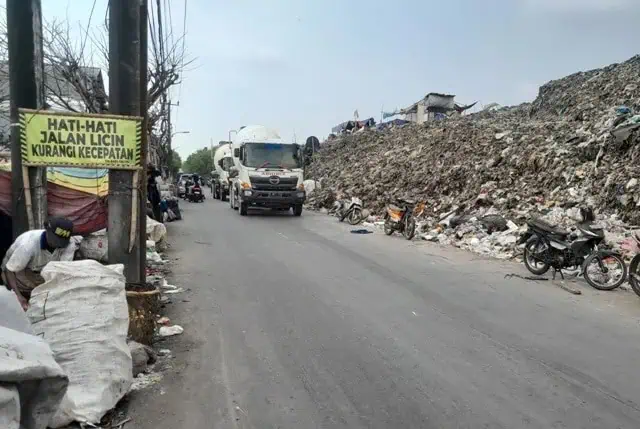 Air Lindi TPA Rawa Kucing Tumpah ke Jalan Saat Hujan, Pengendara Kerap Jadi Korban
