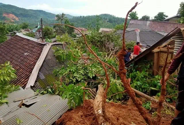 14 Rumah di Lebak Digerus Longsor, 8 Rusak Berat