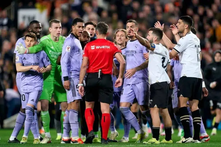 Valencia Imbangi Real Madrid, Laga Berakhir Ricuh