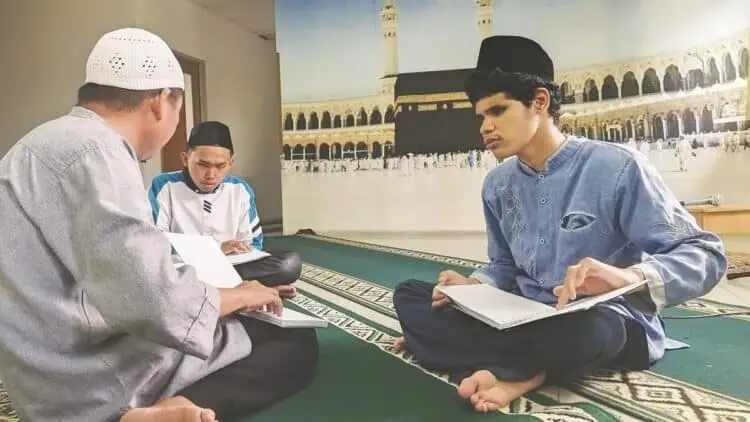 Santri Tunanetra Pondok Pesantren Raudhatul Makfufin Dekatkan Diri Pada Al-Quran