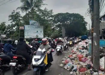 Kembali Terjadi, Tumpukan Sampah Hingga ke Tengah Jalan Picu Macet Panjang