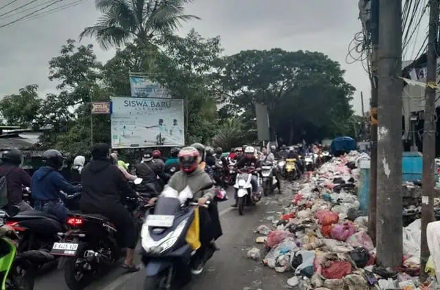 Kembali Terjadi, Tumpukan Sampah Hingga ke Tengah Jalan Picu Macet Panjang
