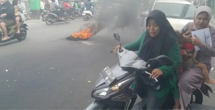 Unjuk Rasa Protes Truk Tanah, Mahasiswa Bakar Ban di Depan Kantor Dishub Kota Tangerang