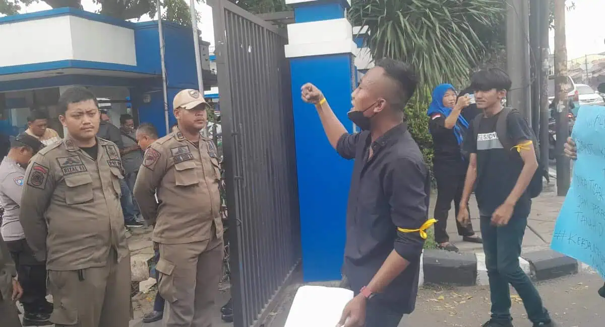 Unjuk Rasa Protes Truk Tanah, Mahasiswa Bakar Ban di Depan Kantor Dishub Kota Tangerang Unjuk Rasa Protes Truk Tanah, Mahasiswa Bakar Ban di Depan Kantor Dishub Kota Tangerang