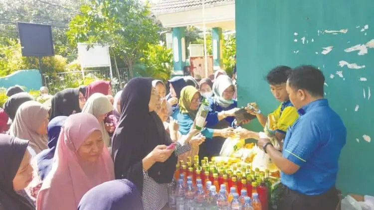 Warga Serbu Bazar Bahan Pokok Murah di Kelurahan Sawah Baru