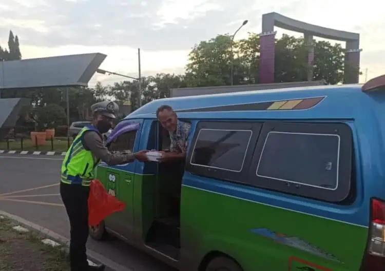 Polresta Tangerang Berikan Takjil Untuk Pengendara