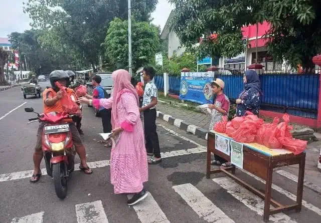 Tebar Kebaikan, Siswa-Siswi SD Negeri Tangerang 3 Bagikan Takjil Gratis