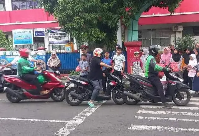 Tebar Kebaikan, Siswa-Siswi SD Negeri Tangerang 3 Bagikan Takjil Gratis Tebar Kebaikan, Siswa-Siswi SD Negeri Tangerang 3 Bagikan Takjil Gratis