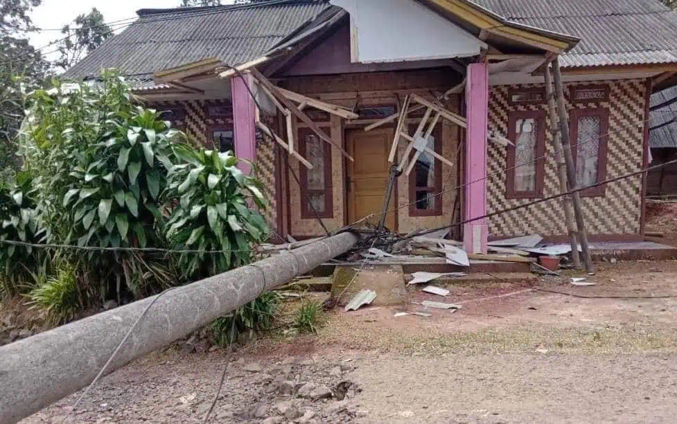 Angin Kencang Terjang 9 Kecamatan di Lebak, 45 Rumah dan 1 Kantor Desa Hancur Angin Kencang Terjang 9 Kecamatan di Lebak, 45 Rumah dan 1 Kantor Desa Hancur