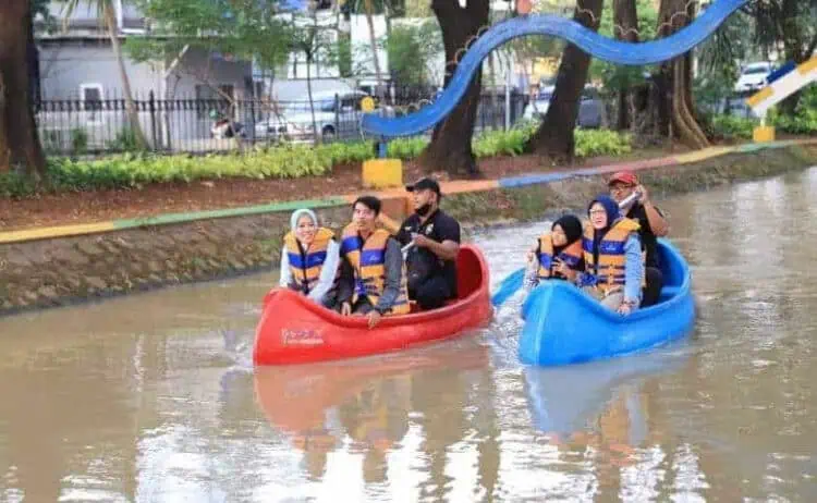 Mengabuburit Asyik Naik Perahu Kano di Kota Tangerang