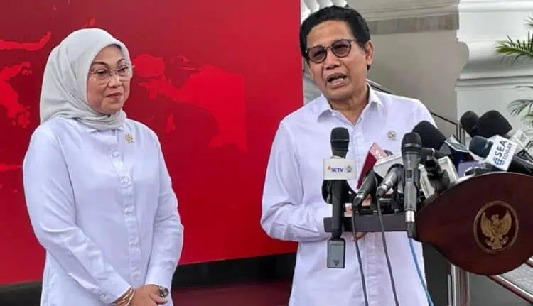 Menteri Desa, Pembangunan Daerah Tertinggal dan Transmigrasi Abdul Halim Iskandar bersama Menteri Ketenagakerjaan Ida Fauziyah memberikan keterangan pers, sesuai menghadap Presiden Jokowi di Istana Kepresidenan Jakarta, Senin (18/3/2024). (ISTIMEWA)