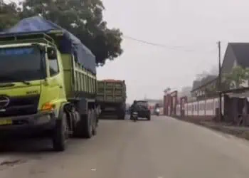 Operasional Truk ODOL di Lebak Buat Pengendara Khawatirkan Keselamatan