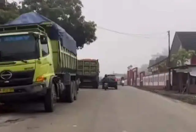 Operasional Truk ODOL di Lebak Buat Pengendara Khawatirkan Keselamatan