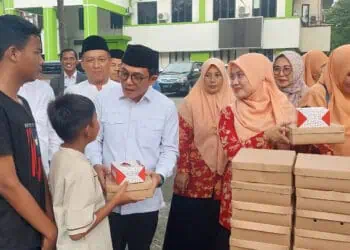 Kemenag Kabupaten Tangerang Bagikan 300 Takjil Gratis, Warga Antusias