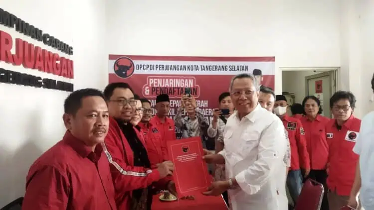 Benyamin Davnie Pertama Ambil Formulir DPC PDIP Tangsel