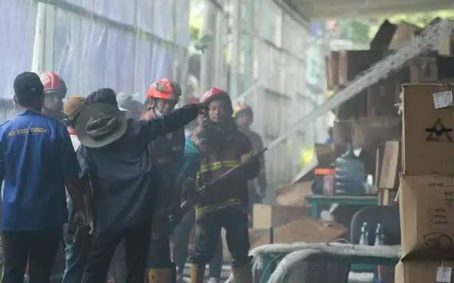 Diduga Korsleting Listrik, Pabrik Plastik di Kecamatan Benda Terbakar