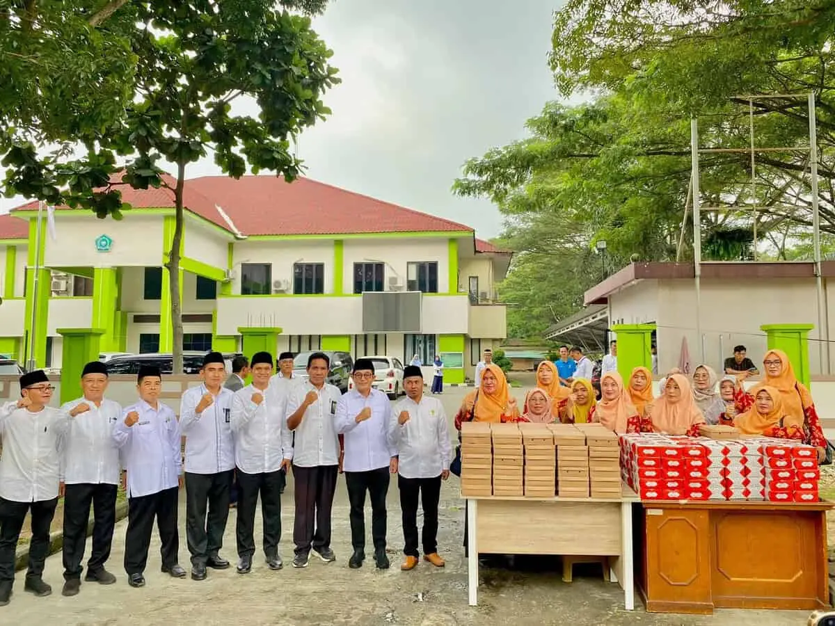 Kemenag Kabupaten Tangerang Bagikan 300 Takjil Gratis, Warga Antusias