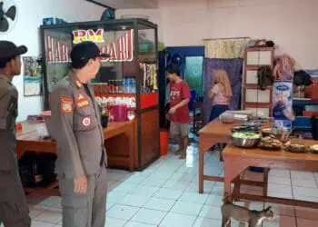 Anggota Satpol-PP Kabupaten Pandeglang, razia Warung Makan yang melanggar jam operasional di Bulan Ramadan, Selasa (2/4/2024). (ADIB FAHRIE/SATELITNEWS.COM)