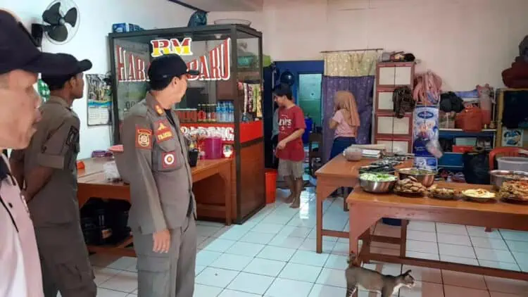 Anggota Satpol-PP Kabupaten Pandeglang, razia Warung Makan yang melanggar jam operasional di Bulan Ramadan, Selasa (2/4/2024). (ADIB FAHRIE/SATELITNEWS.COM)