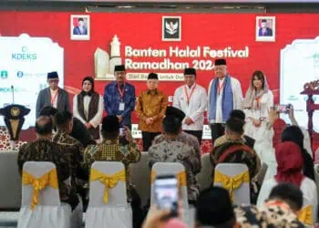 Wapres Ma'ruf Amin didampingi Pj Gubernur Banten Al Muktabar, hadiri Banten Halal Festival, Selasa (2/4/2024). (LUTHFI/SATELITNEWS.COM)