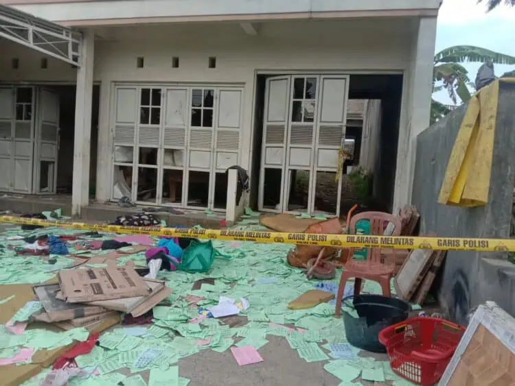 Kediaman Bang Keliling Disweeping, Polres dan Tokoh Agama Serukan Jaga Kerukunan
