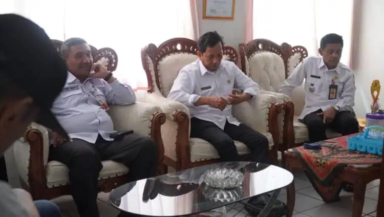 Sekda Pandeglang Ali Fahmi Sumanta, didampingi Asda I Bidang Pemerintah dan Kesejahteraan Rakyat (Pemkesra) Doni Hermawan, beserta jajarannya, melakukan Rakor, Rabu (3/4/2024). (ISTIMEWA)