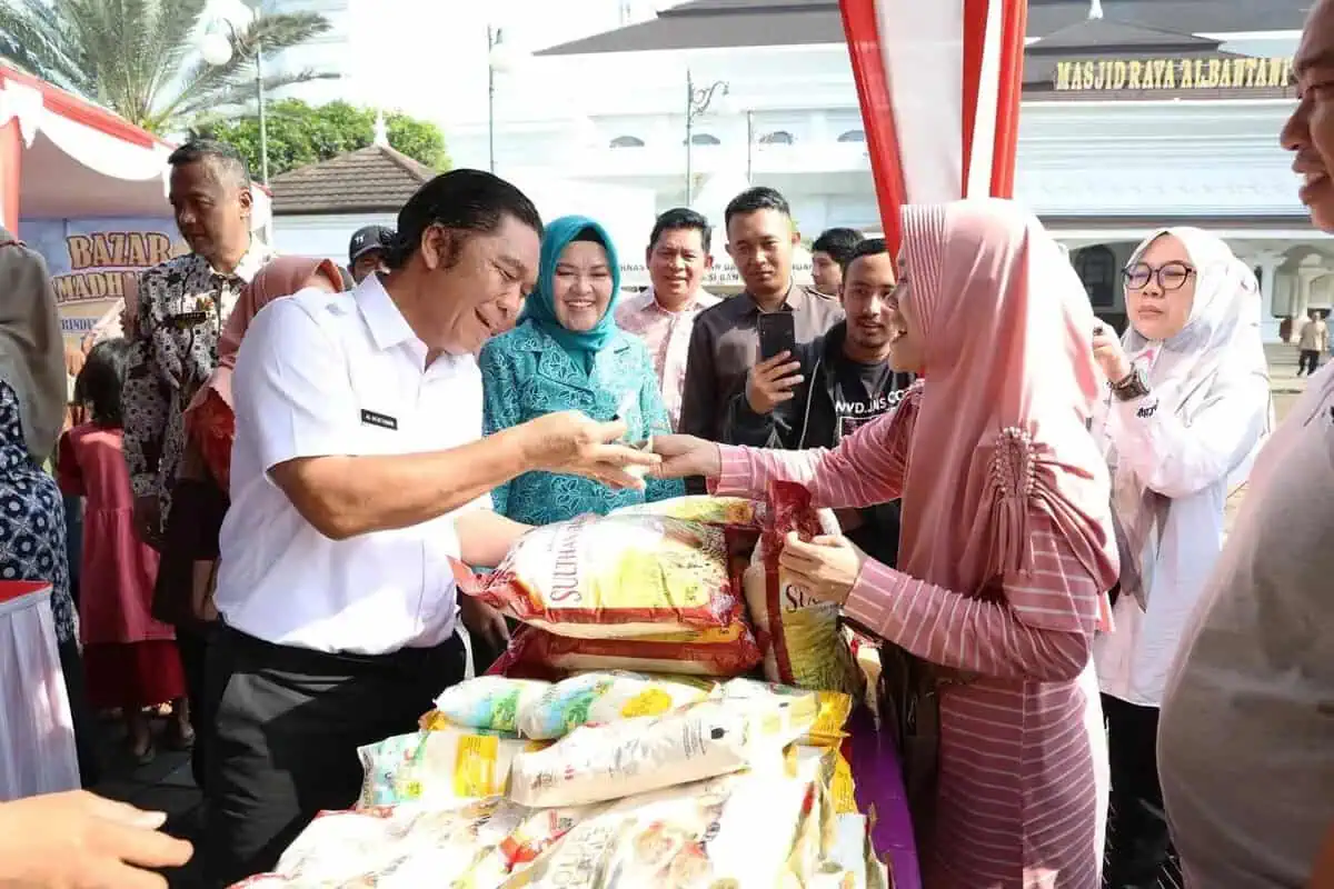 Buka Bazar Ramadan Provinsi Banten, Al Muktabar Ikut Layani Pembeli Beras