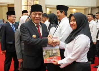 Pj Gubernur Banten Al Muktabar, melantik ratusan PPPK. (ISTIMEWA)