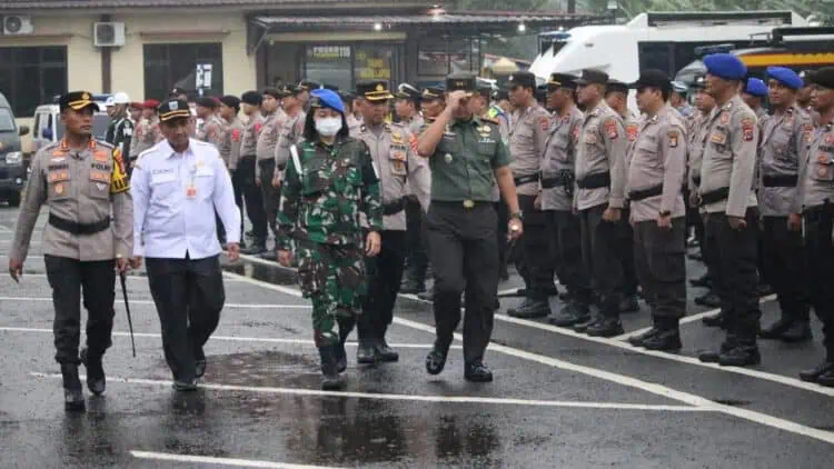 Kapolres Pandeglang AKBP Oki Bagus Setiaji, memeriksa pasukan di halaman Mapolres Pandeglang. (ISTIMEWA)