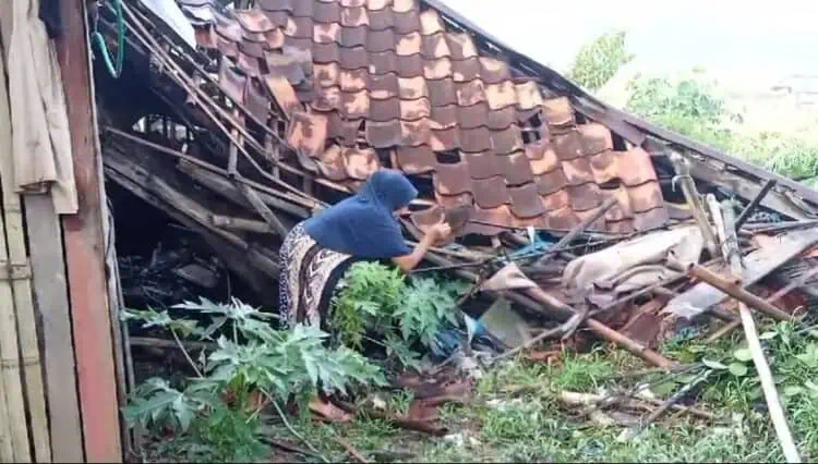 Angin Kencang Porak-Porandakan Puluhan Rumah di Lebak