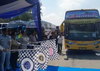Suasana pelepasan peserta mudik gratis tahun 2024, di Terminal Poris Plawad, Kota Tangerang, Senin (8/4/2024). (HAFIDZ/SATELITNEWS.COM)